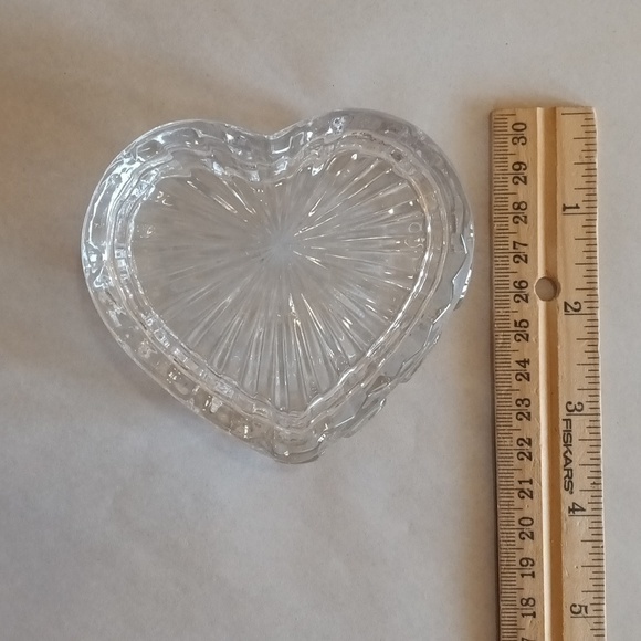 Lead crystal heart shaped dish with lid EUC jewelry box or trinket box LIKE NEW - Picture 6 of 7